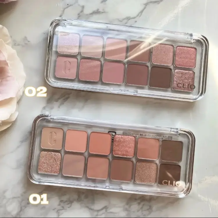 CLIOプロ アイ パレット エアー  01 コーラルスタジオ  02 ローズコネクト をお試し✨  気になっていたアイカラーパレット！ 12色も入っているのに１つ１つのカラーが発色や質感が綺麗で満足出来るパレットでした＾＾ マットカラーが多め。 今回イエベ春セットを頂いております。 ◎01コーラルスタジオ 黄みの強いコーラル・オレンジ系にベージュやブラウンの馴染みカラーや締め色カラー、オレンジやベージュ系のパール・ラメカラーが入ったパレット♪ 黄みパレットなのに意外にブルーラメが入っていたりさりげない華やかさを感じます。 ヘルシーな印象で可愛い！ パーソナルカラーは春秋、ウォームタイプさんは得意な印象です。 ◎02ローズコネクト 明るくキュートな黄み寄りピンク系にローズベージュやブラウンの馴染みカラーや締め色カラー、ピンクやベージュの落ち着いたパール・ラメカラーが入ったパレット♪こちらもラメカラーはブルーラメも配合で透明感も感じられる。 馴染みよくキュートな印象に仕上がりました。 パーソナルカラーは春夏、ライトタイプさんは得意な印象です。 わたしは肌色ニュートラル寄りな夏ソフトタイプ。 ベージュやブラウンのくすみカラーが入っているので 比較的両方のパレット共に馴染ませて使えました。 パーソナルカラータイプはありますが 似合わせが出来るところも素敵＾＾ ご参考になりますと嬉しいです！ この度のご縁に感謝致します。 #clio #PR#Pqrアイパレットエア  #アイシャドウ  #投稿でゲット 