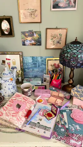 me and my journal go everywhere 😌✨🌷 #journalwithme #aesthetic #illustration #cozyathome #junkjournal 