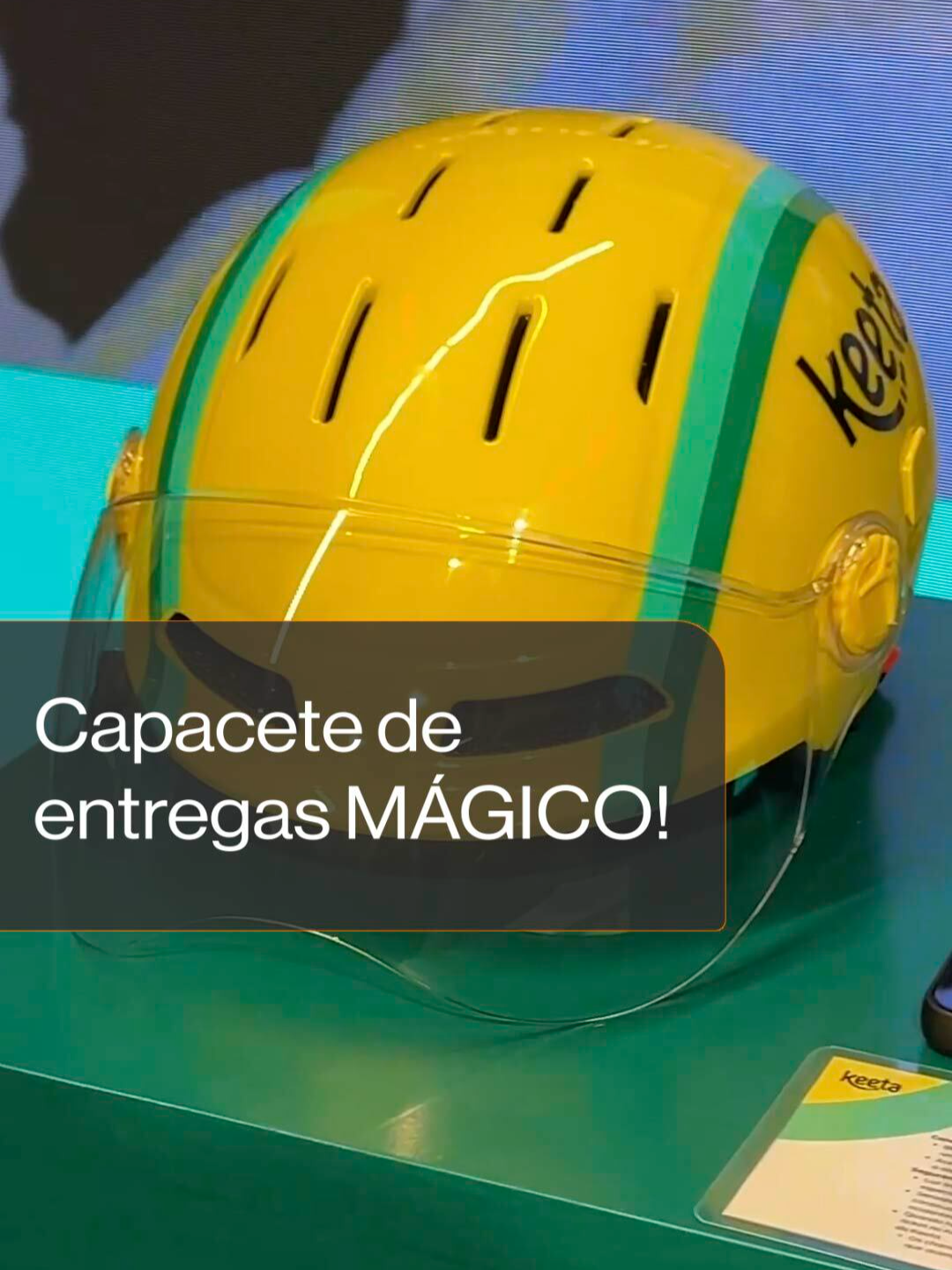 ESSE CAPACETE VAI REVOLUCIONAR AS ENTREGAS! 😱🚲 A Keeta lançou no seu evento mais recente, esse capacete que promete revolucionar o mercado de entregas no Brasil. O capacete 'mágico', que foi apresentado, vem com GPS, possibilidade de ouvir músicas, sensor de velocidade e até de queda, acionando a central de segurança. Isso tudo para melhorar a experiência do trabalhador e da entrega. E aí, curtiu essa inovação? Comenta aí 👇 Quer saber mais sobre a Keeta e todas as novidades da empresa? Tem matéria completa no site do TechTudo #delivery #keeta #entrega #ciclista