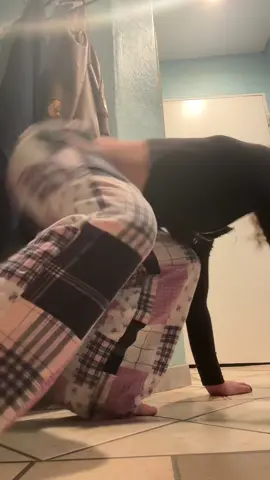 I tried lmao this is way harder than it looks!!! #WAM #FYP #VIRAL #PUSHUPS