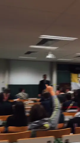 Tra gli studenti ieri sera all'Università di Ghent c'erano anche dei ragazzi che non condividono le mie idee. Gentili, educati, e con domande vere: cosí nasce un confronto autentico e un dibattito costruttivo. ⤵️Ecco una delle domande a cui ho risposto #generale #Vannacci #🌊 #GIOVANI #🇮🇹 