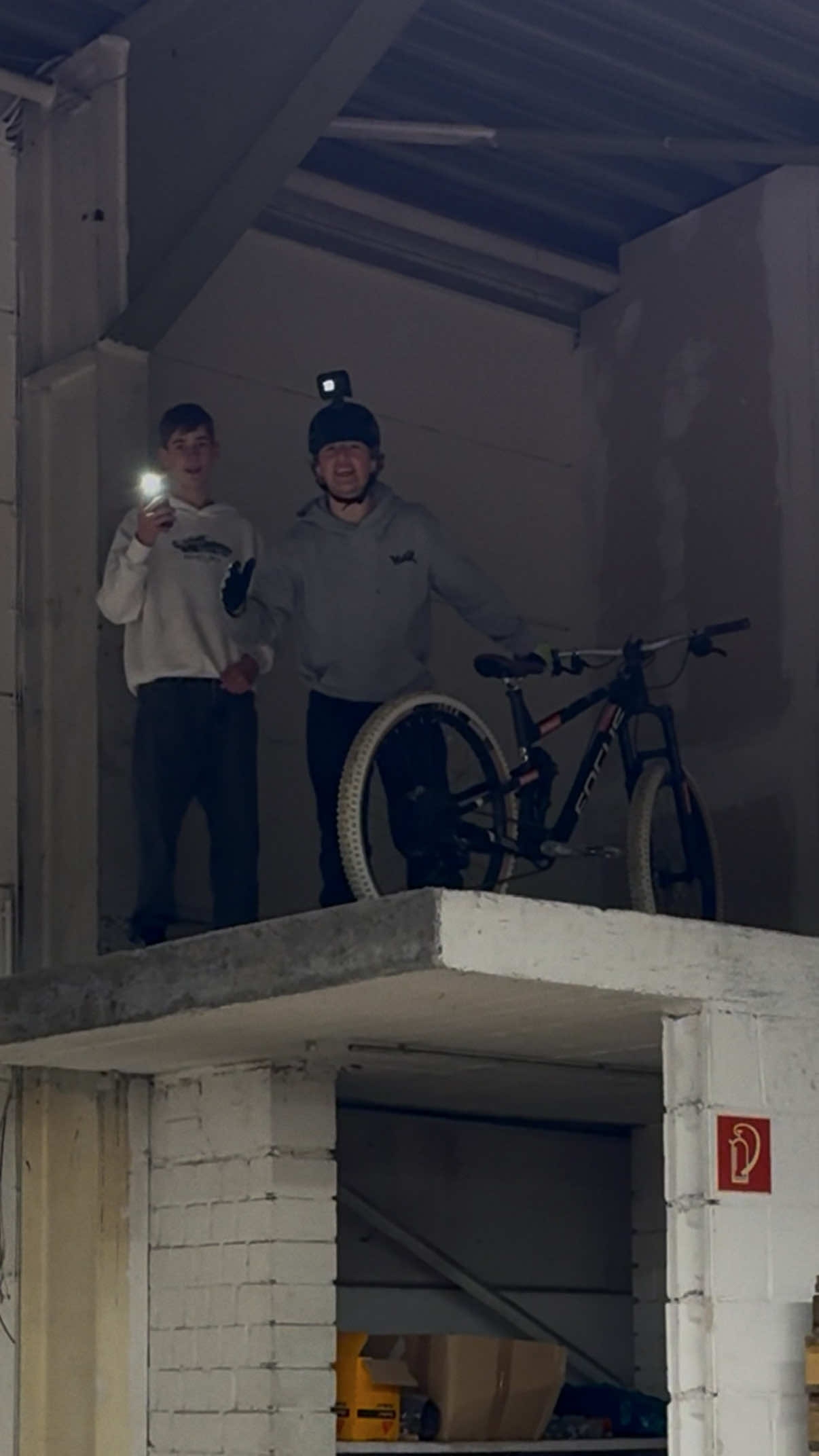 physics don’t exist with this bike 😈 - 3.05m, but 4m are comin 🙏 #streettrial #bikelife #mtb #trials #bikerlife 