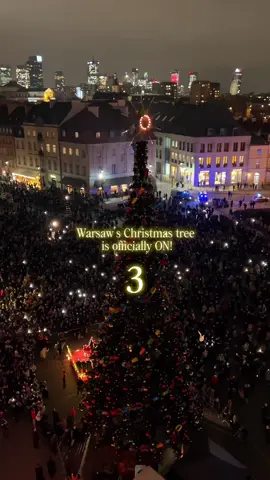 Warsaw’s Christmas Tree is officially ON!✨🎄 Let the Christmas adventures begin!  #go2warsaw #discoverWarsaw #travelWarsaw #visitpoland #christmastree  