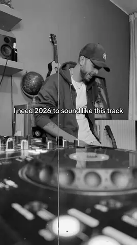 ‘Graceland’ is OUT now! Link in my bio. Let me know if you like this song in the comments ❤️ #yearboox #vintagehouse #graceland #originalsong #newmusic 