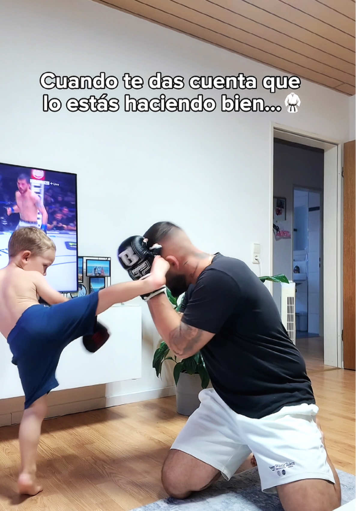 Cuando te das cuenta que lo estás haciendo bien…🥋 Entrenamiento en casa con el pequeño Campeón. #parati #mmatraining #fatherson #UFC #motivation 