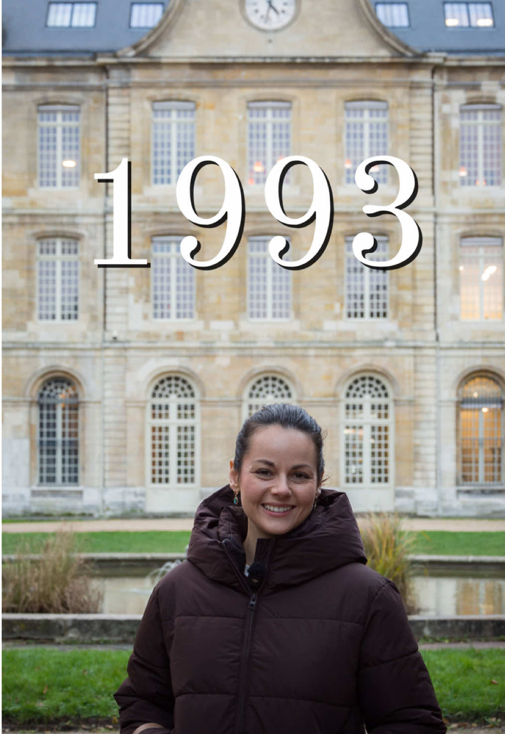 Que s’est-il passé en 1993 ? 🤔 Pierrot est évidemment convaincu que l’événement majeur de l’année… c’est sa propre arrivée sur Terre. 🧑‍🚀✨ Mais il y a bel et bien d’autres faits marquants 😄 📚 Côté Histoire & Culture (Team Élodie) – Entrée en vigueur du traité de Maastricht : naissance officielle de l’Union européenne 🇪🇺 – Séparation pacifique de la Tchécoslovaquie : naissance de la République tchèque et de la Slovaquie 🇨🇿🇸🇰 – Bill Clinton devient président des États-Unis 🇺🇸 – Sortie du hit culte : Haddaway – What Is Love 🎶 🎬 Côté Ciné & Sport (Team Pierrot) – Sortie de Jurassic Park, signée Spielberg 🦖 – L’Olympique de Marseille remporte la Ligue des Champions 🏆 – Mort de Pablo Escobar  Et vous, vous retenez quoi de 1993 ? Vous êtes peut-être né·e cette année-là ? 😃 #histoire #1993 #couplequiparledhistoire #rouen #france           
