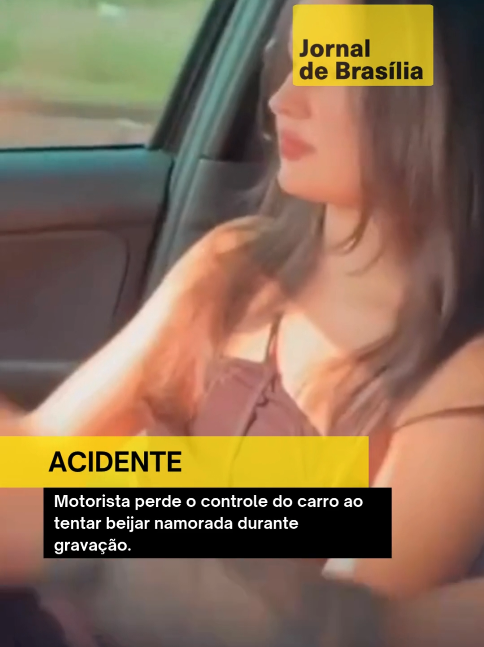 📱Um casal passou por um grande susto após o motorista perder o controle do veículo enquanto gravava um vídeo e tentava beijar a namorada no meio da direção. A distração fez o carro sair da pista e bater, reacendendo o alerta sobre os perigos de dirigir sem atenção total. Mesmo com o impacto, eles não tiveram ferimentos graves — mas o susto serve de lição sobre como um segundo de descuido pode causar um acidente sério.  #Acidente #Distração #DireçãoPerigosa #SegurançaNoTrânsito