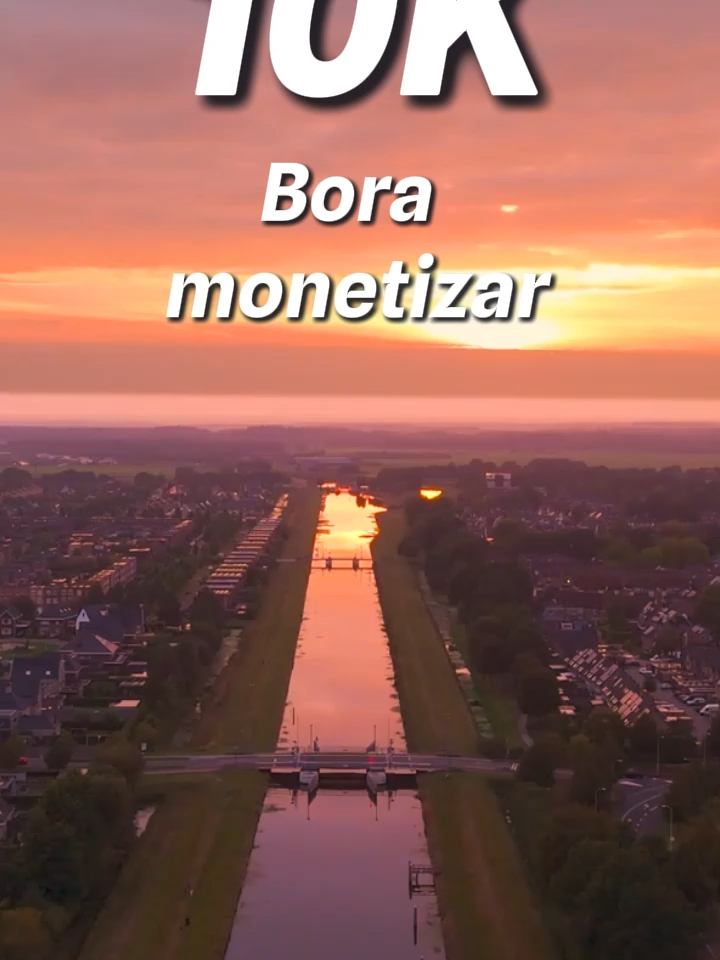 🌅 Uma linha de água corta a cidade em silêncio enquanto o sol se despe na linha do horizonte.  Casas no alto, floresta densa, e um remador minúsculo riscando o espelho dourado. #PorDoSol#Rio #Natureza #boramonetizar #monetizartiktok #tiktokviral