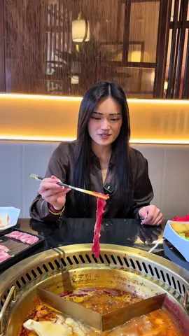 Plonger la viande dans le bouillon brûlant. Prêt à tenter l’expérience ?  📍8 boulevard de Bonne Nouvelle, 75010 Paris #chaotianmen #fonduechinoiseparis #parisfoodguide 