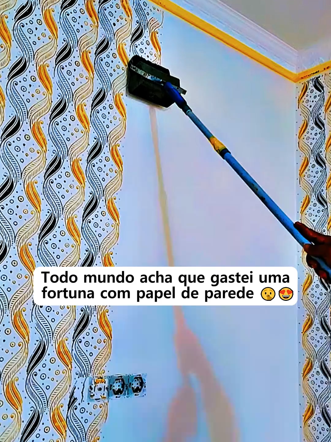 Rolo de Pintura Efeito Papel de Parede Todo mundo acha que gastei uma fortuna com papel de parede 🤫😍 #DIY #decoração #reforma #pinturadeparede #achadinhosshopee rolo de pintura decorativa, efeito papel de parede tinta, decoração barata diy, reforma sem gastar, rolo com desenho