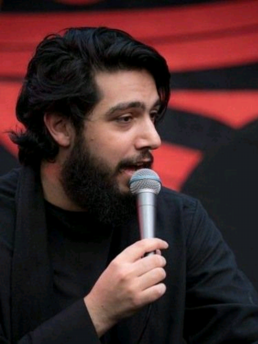 هل ترديني؟ اذا اقسمت عليك بالحسين هل ترديني؟ 💔 . . . . . #قصائد_حسينية #اكسبلور #كربلاء #حسين_خير_الدين #تصميم_فيديوهات🎶🎤🎬 