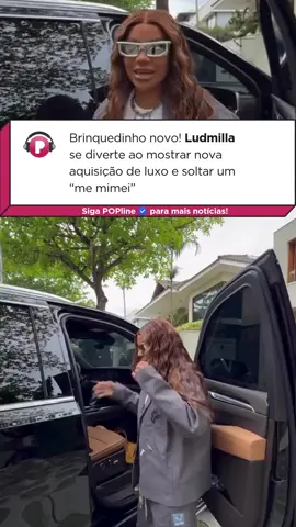 Ludmilla surgiu animada na rede ao lado e deixou fãs babando enquanto apresentava a novidade que resolveu levar para casa! A cantora, confirmada no @reveilloncheers, fez graça tirando os plásticos do painel de seu carro novo, avaliado em R$ 2,5 milhões, como se fosse a gente abrindo celular novo: 
