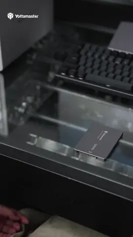 SEUS VÍDEOS ESTÃO SEGUROS? 💾 Chega de perder horas de gravação! Este Docking Station Yottamaster RAID é a solução definitiva pra guardar e proteger todos os seus projetos 4K e 6K com velocidade de sobra! Mais de 110TB de espaço? Agora é real!  🔗 Link para o Achado na Bio! #storage #raid #achadosgearbr #videomaker #fimaker