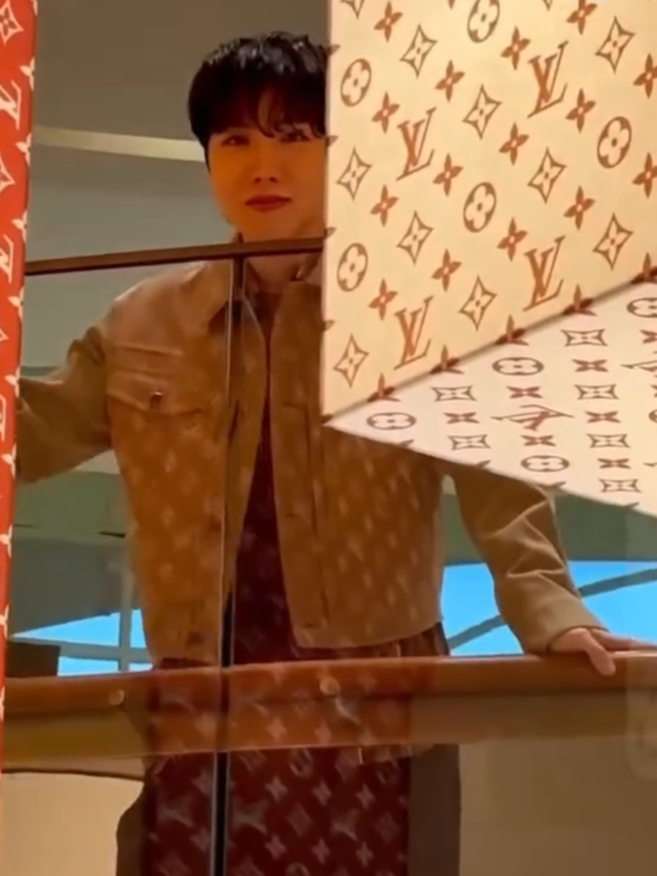 He looks so handsome 🤎🐿️ #jhope #hoseok #bangtan #onlyarmy #hope 