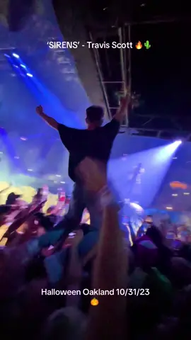 hanging from the parasail is crazyy 😂😂😭 take me back ‘SIRENS’ - Travis Scott @ Utopia Tour Oakland Halloween 10/31/23 #travis #utopia 