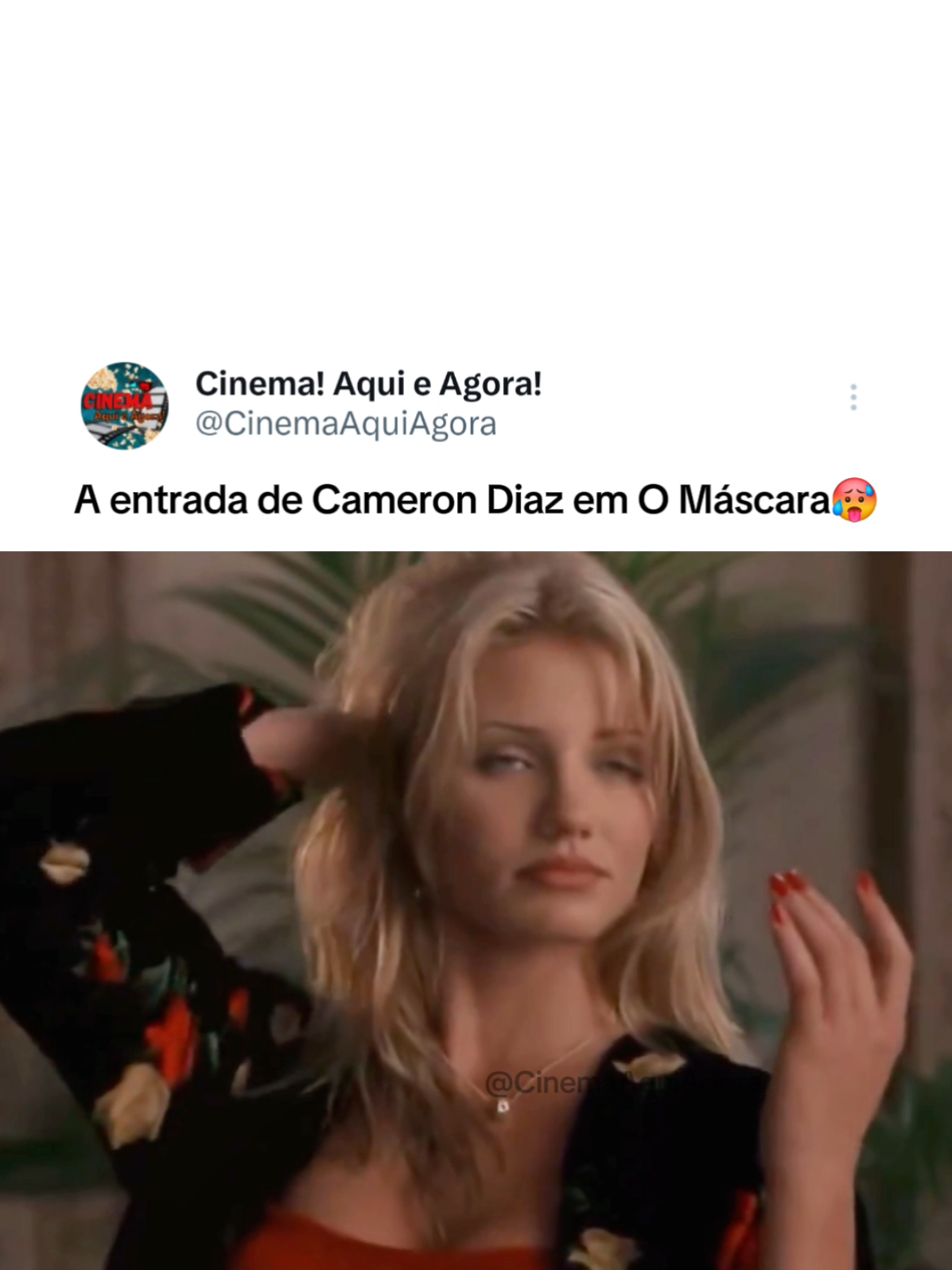 A estreia de Cameron Diaz em O Máskara (1994) marcou um dos momentos mais icônicos dos filmes de comédia dos anos 90. Em sua primeira aparição como Tina Carlyle, a personagem entra no banco sob chuva, usando um vestido vermelho marcante, e imediatamente muda a energia da cena. A câmera a acompanha em câmera lenta, destacando seu charme e presença magnética, enquanto Jim Carrey, no papel de Stanley Ipkiss, fica completamente hipnotizado — assim como o público. Mesmo sendo seu primeiro grande papel no cinema, Cameron Diaz já demonstrava uma combinação poderosa de elegância, simpatia e carisma que a transformou instantaneamente em uma estrela. A entrada se tornou uma das apresentações de personagem mais lembradas da década, contribuindo para o sucesso do filme e para o início de uma carreira que a consolidaria como uma das atrizes mais populares de Hollywood. #camerondiaz #jimcarrey #omascara #maskara #cinema 