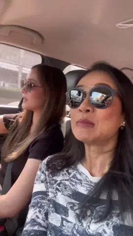 Ngày xưa Nur làm tài xế riêng cho Khun Mae, ngày nay vừa làm CEO vừa kiêm luôn tài xế riêng cho TangKwa. Đúng là TangKwa số hưởng nhất hệ mặt trời luôn! 😆💖🚗 @nurdesoraya @Phinyanech.h #nurdesoraya #tkphinyanech #tknur #xuhuong #chowder 