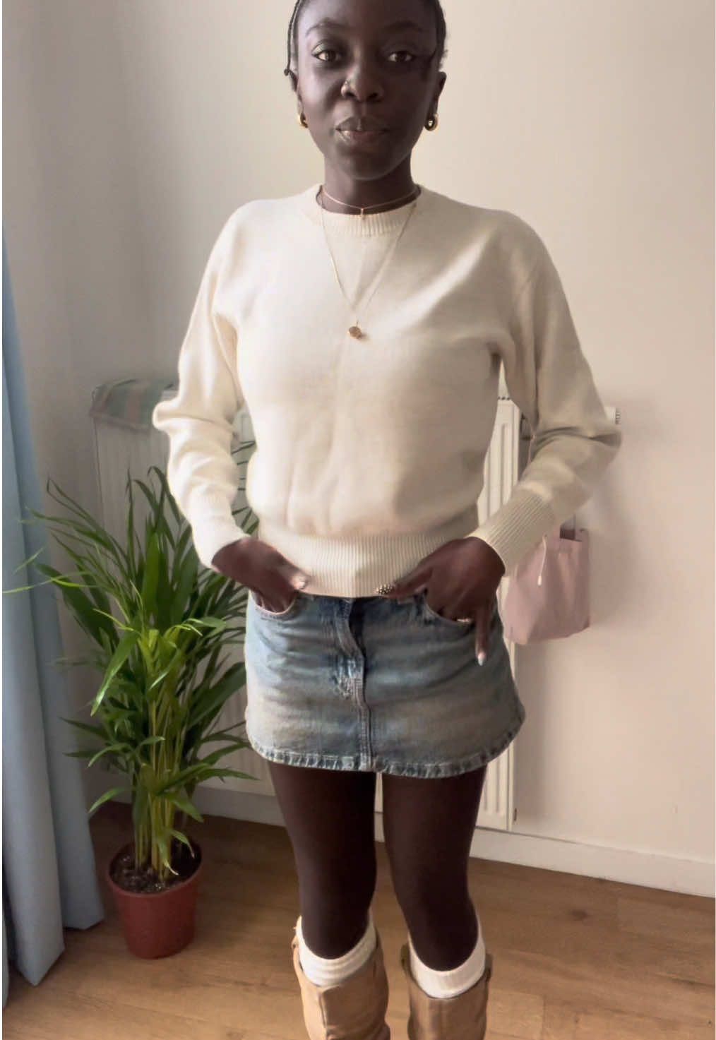 optez pour les collants marrons c'est tellement plus beau !! Pull : Uniqlo Jupe : Stradivarius  Collants+Chaussettes : Calzedonia  Bottes : Bershka  😽💓 (Oui a la base je parlais sauf que je parle tellement pas fort qu'on entend rien donc j'ai retiré 🥲) #getreadywithme #fashiontiktok #girly 