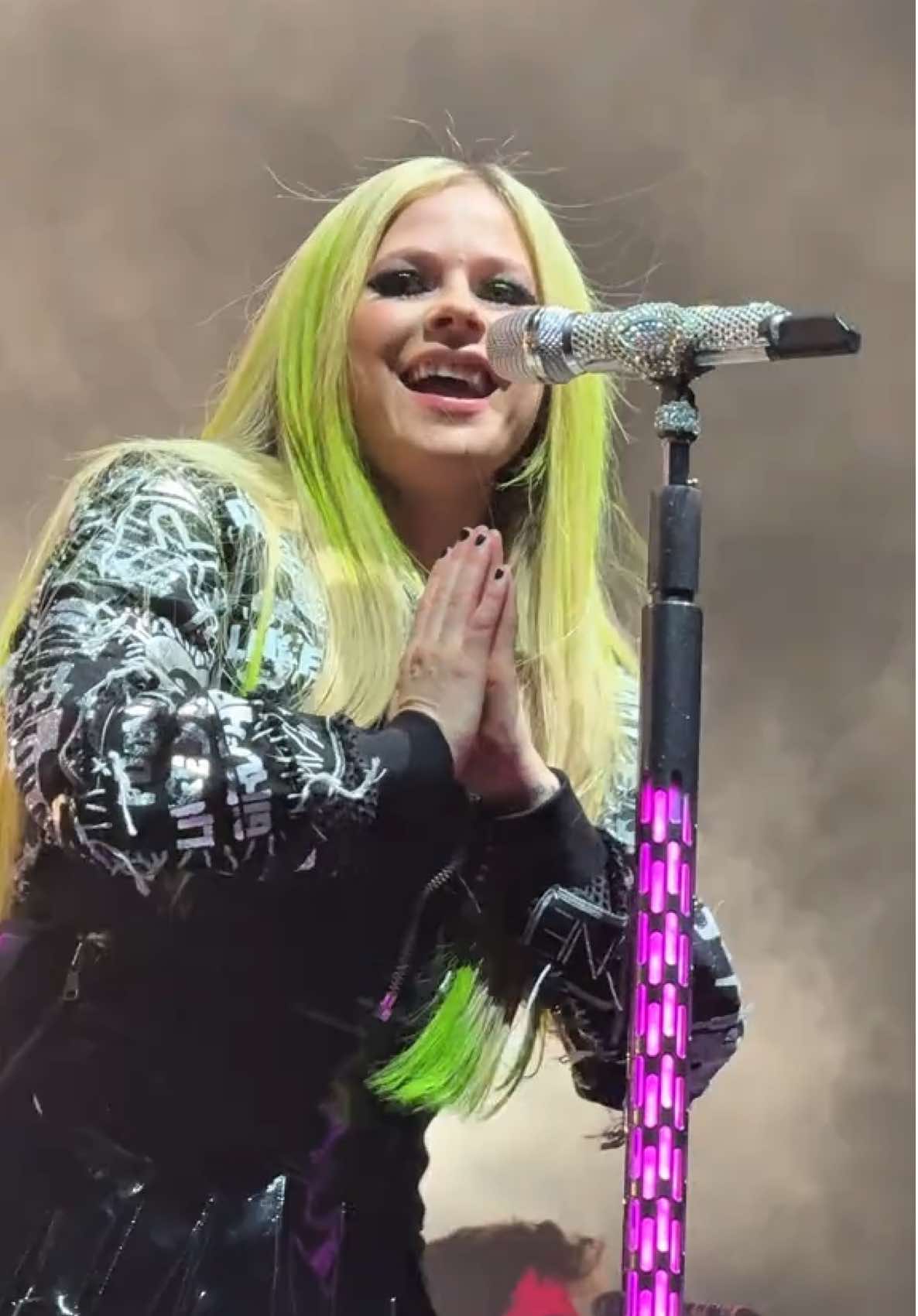 What the hell 💚🖤in Hershey, PA 🇺🇸 @Avril Lavigne  #avrillavigne #greatesthitstour #whatthehell #fyp #foryoupagе 