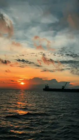seperti sunset yg datang membawa keindahan lalu pergi meninggalkan kegelapan🌘#sunset #pelautindonesia #senja #ruangcerita🥀 