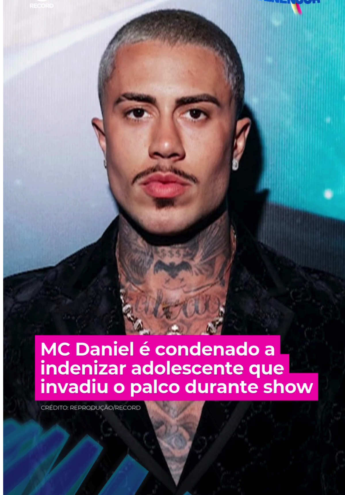 MC Daniel é condenado a indenizar adolescente que invadiu o palco durante um show. A Justiça de São Paulo condenou o cantor a pagar R$ 20 mil de indenização por danos morais a um adolescente que teve sua imagem divulgada nas redes sociais do artista. O adolescente de 17 anos tentou subir ao palco para tirar uma foto com Daniel e foi contido por seguranças. O menino afirmou que foi agredido e depois exposto ao ridículo quando MC Daniel publicou vídeos e comentários sobre o que aconteceu. Daniel e sua equipe de seguranças não foram condenados por terem retirado o menino do palco. A condenação foi apenas pela postagem na rede social, que a Justiça classificou como violação ao Estatuto da Criança e do Adolescente. 👉 Assista à íntegra de #AHoraDaVenenosa em r7.com/ahoradavenenosa #BalançoGeral 