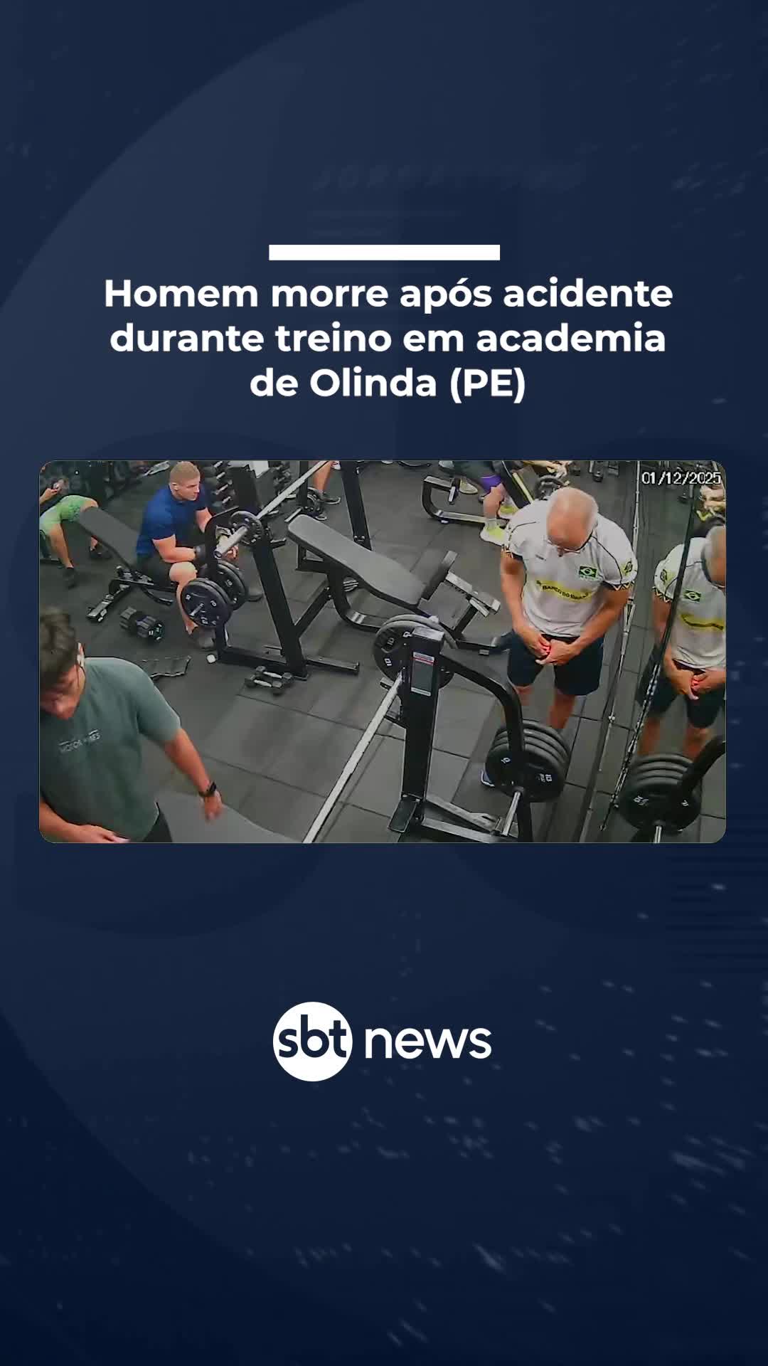 Um homem de 55 anos morreu após sofrer um acidente enquanto treinava em uma academia no bairro de Jardim Atlântico, em Olinda (PE). O caso ocorreu na noite de segunda-feira (1º). As imagens mostram o momento em que Ronald José Salvador ajusta a barra, acrescenta mais peso e se deita no banco para iniciar o exercício. Em seguida, o equipamento escapa das mãos e cai sobre o tórax dele. Por conter cenas fortes, a imagem foi pausada pelo SBT News no momento que a barra atinge a vítima. Ele ainda se levanta, aparentando sentir dor, antes de cair no chão. O Samu foi acionado, mas informou que, ao chegar ao local, a vítima já havia sido removida por frequentadores da academia. Em nota, a academia lamentou a morte e afirmou ter prestado auxílio imediato, acionando o socorro especializado assim que percebeu o ocorrido. 💻 Confira a reportagem completa. Link na bio. #sbtnews #notícias #jornalismosbt #brasil #olinda #pernambuco