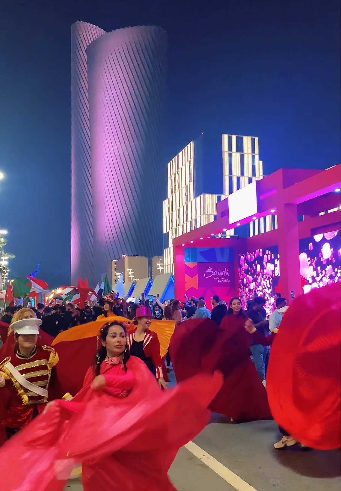 📍 درب لوسيل… كل العرب يد وحدة! 🇶🇦🔥 احتفالات ولا أروع مع جماهير كل الدول العربية المشاركة في كأس العرب 2025! أجواء، فرحة، ألوان، ولمة عربية ما تنوصف ❤️ #مجلس_الدوحة ينقل لكم اللحظة من قلب الحدث! ⸻ #كاس_العرب_2025 #درب_لوسيل #قطر #الدوحة      