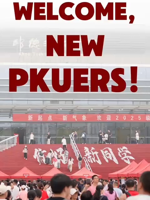 🇨🇳✨ Un nuevo comienzo empieza aquí Cada año, miles de estudiantes de todo el mundo cruzan estas puertas históricas para unirse a universidades como Peking University, un lugar donde la tradición y el futuro caminan lado a lado. 🌿🏛️ Aquí, la educación no solo forma profesionales… forma puentes entre culturas, crea amistades para toda la vida y abre ventanas a un mundo más conectado. Las Becas del Gobierno Chino 2026 representan una invitación: 📚🤝 una oportunidad para aprender, compartir y construir juntos el futuro que nuestras regiones merecen. Desde Bolivia, tu talento también puede formar parte de este camino. Si sueñas con estudiar en China… este puede ser tu punto de partida. 📌 Sigue la cuenta oficial de TikTok de la Embajada @ChinaEmb_bo para conocer requisitos, universidades, testimonios, fechas oficiales y orientación confiable. 🇨🇳✨ #StudyInChina #BecasChina2026 #CooperaciónEducativa #PekingUniversity #PuentesCulturales #JuventudLatam #ChinaEmbassy #OportunidadesGlobales #DiálogoEntreCivilizaciones #EducaciónParaElFuturo