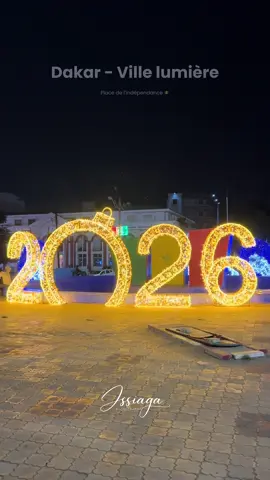 🇸🇳 À Dakar, la fin d’année se pare de mille lumières. Les décorations illuminent la ville, et chaque coin devient un spectacle de couleurs.  À travers ma vidéo, laissez-vous emporter par cette ambiance festive où la capitale brille de mille feux et invite à célébrer la magie des derniers jours de l’année.  C’est cette ambiance unique, ces lumières scintillantes et cette énergie festive qui font de Dakar une ville incontournable pour célébrer la fin d’année. 🇸🇳🥰 #issiaga_photography #senegaltiktok #senegaltiktok221🇸🇳🇸🇳🇸🇳 #placedelindependance #2026