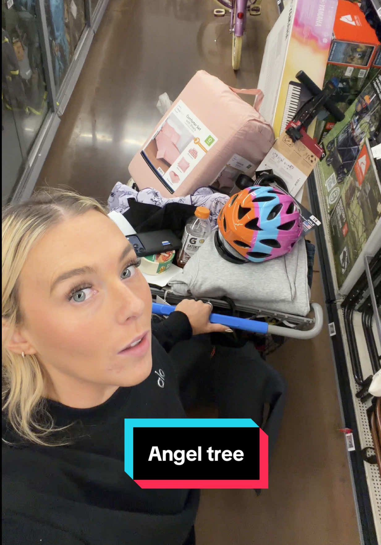 the best dancer you’ve ever seen in a Walmart 💃🏼 🎁 🎄 #angeltree #walmart Christmas present shopping for angel tree