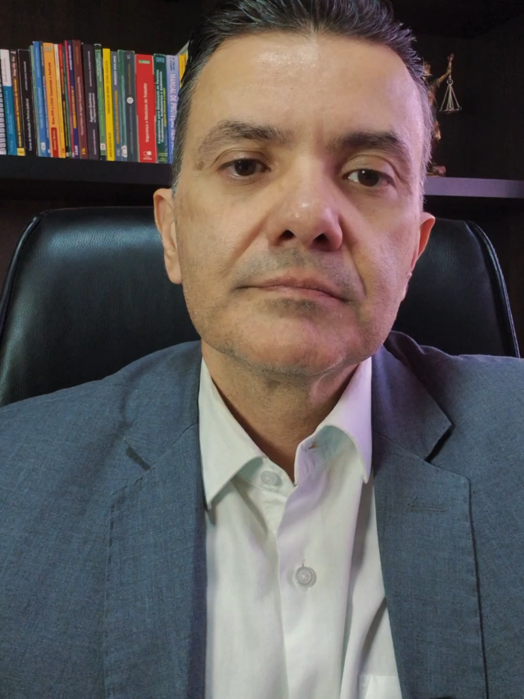 Tem muita gente que não sabe, mas existe um jeito de sair do emprego e ainda ter todos os direitos da demissão sem justa causa! Se o empregador comete faltas graves, o trabalhador pode pedir a rescisão indireta do contrato e garantir todos os seus direitos, como por exemplo: ✔️ Multa de 40% do FGTS ✔️ Saque do FGTS ✔️ Seguro-desemprego ✔️ Aviso prévio indenizado ✔️ Provas como mensagens, testemunhas e documentos são essenciais para comprovar as faltas do empregador A rescisão indireta está prevista na CLT, é um direito garantido por lei. Procure um advogado trabalhista de confiança para analisar o seu caso! . . . . . . . . . . . . . . . . . . . . . #trabalhador #trabalhadora #horas #horasextra #direitodotrabalhador #horasextras #direitosdotrabalhador #justicadotrabalho #direitostrabalhistas #semregistro #trabalhadorinformado #paravocê #parasuapágina #TIKTOKBRASIL #tendências #educacaotrabalhista #informaçãodireito #conhecaseusdireitos #trabalhadorconsciente #direitodotrabalhador #trabalhador #horasextras #clt #fgts #vídeodetendência #tendência #13salário #pagamento #Virgínia #neymar #recisãoindireta#demissão#demitido