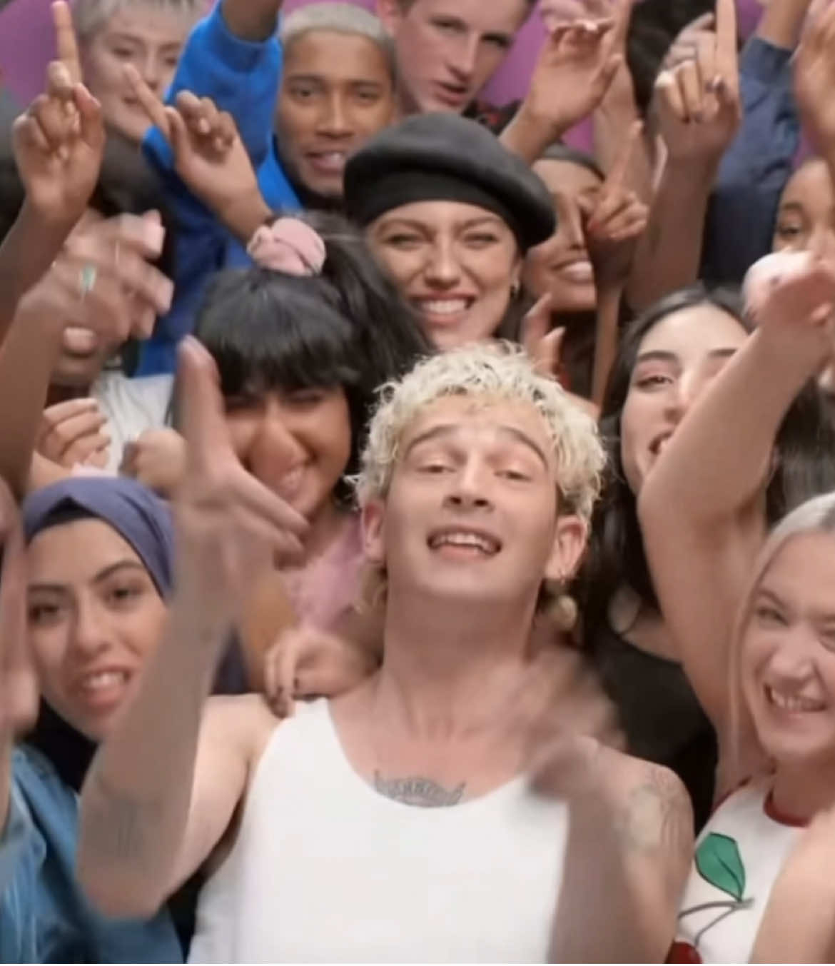 I’m a few days late but still wanted to celebrate the best album of all time <3 god bless the 1975 #the1975 #abriefinquiryintoonlinerelationships #abiior #mattyhealy #1975 