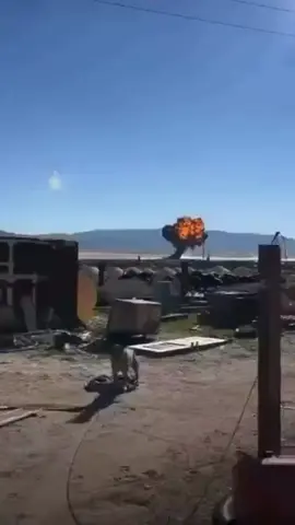 An F-16C Fighting Falcon belonging to the U.S. Air Force Thunderbirds demonstration team has crashed south of #TronaAirport, near #DeathValley, during a routine training flight. The incident occurred in a remote desert area. According to preliminary information, the aircraft struck the ground under unknown circumstances.