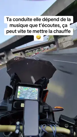 Vous aussi la musique ça vous met la chauffe quand vous conduisez ?!#bikelife #lyon #funk #80s #lyonnais 