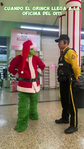 Cuando el espíritu navideño llega a la oficina… pero al Grinch no le avisaron 😅💚🎄  #Grinch #Navidad #oiti 