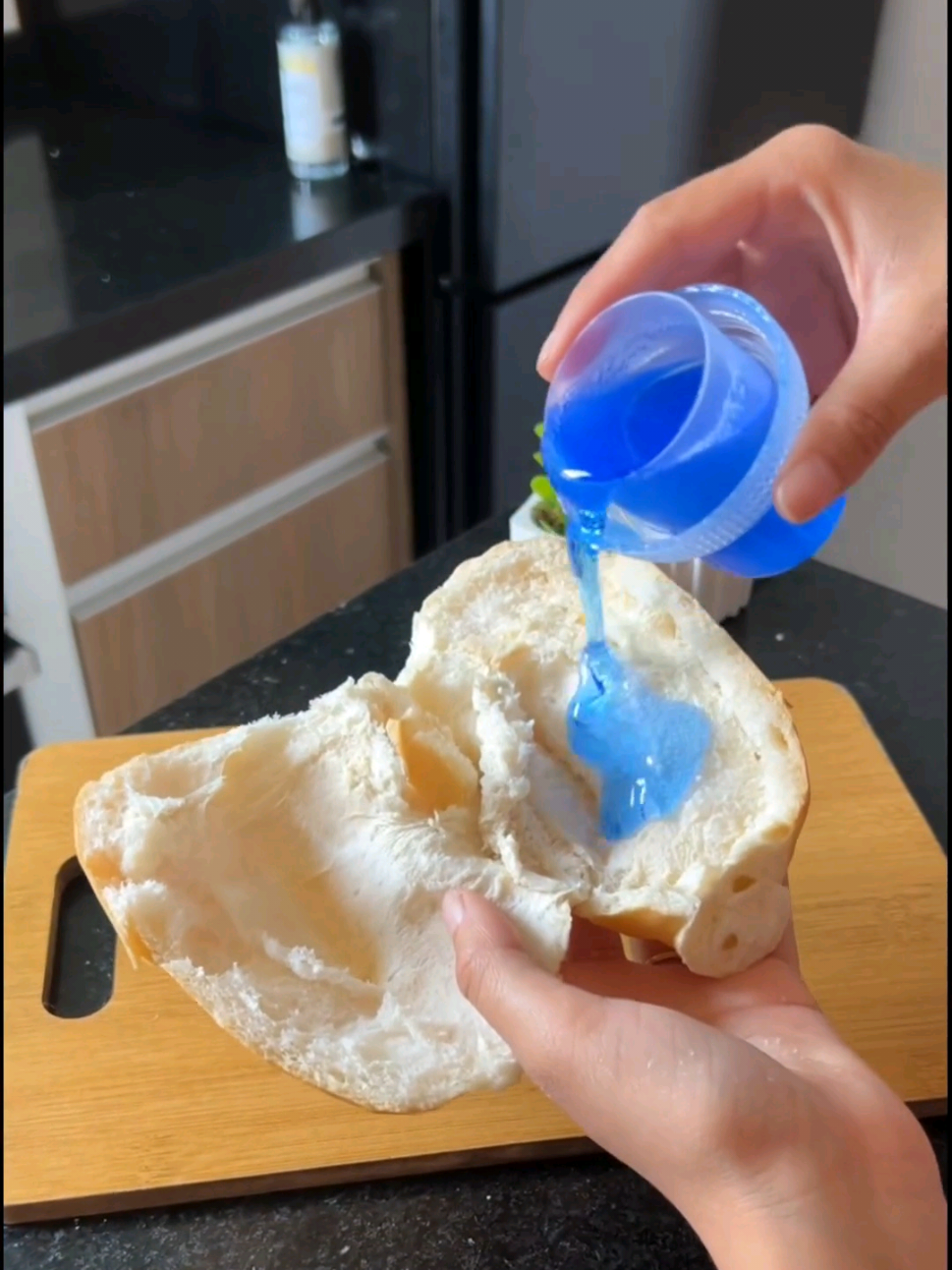 مجرد قطرة واحدة من سائل الجلي على الخبز… ولن يبوح لكِ أحد بهذا السر من قبل!