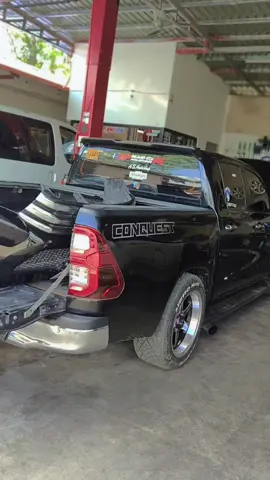 Largaa! PAKAK mga boss 🤍 credits 🎥 : @HATCHII_ @AUTOBUFF CARWASH & STANCEWORX  ™️ #fyp #dragdiesel #bpremapecuphilippines💨🇵🇭 #philippines #toyotahilux #2gd #thailand🇹🇭 #lowered #foryou #black #hilux #raiden #viral #trending #makeitviral #turbo #fmic #intercooler #nozzle #openair #stroker #aluminum #pipes #daytona #crewdo 