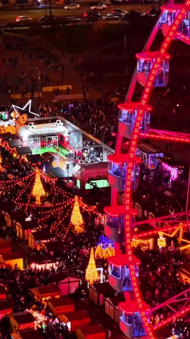 🚀✨ Widać nas prawie z kosmosu! Ujęcia z drona pokazują, jak imponująco wygląda nasza atrakcja pod Pałacem Kultury - tego nie da się przeoczyć. A najlepsze? Nasz 🏟️ PODWÓJNY STADION już od kilku dni stoi na Świątecznym Jarmarku Warszawskim i przyciąga tłumy! 🔥⚽ Z góry robi wrażenie, ale na żywo… jeszcze większe! 👉 Ustrzel swojego gola 👉 Wygraj nagrodę — każdy grający wygrywa 🎁 👉 Poczuj klimat, którego nie ma nigdzie indziej To miejsce, które TRZEBA odwiedzić. Warto przyjść. Warto zagrać. Warto wygrać. 📍 Świąteczny Jarmark Warszawski – pod PKiN 🔔 OBSERWUJ NAS, żeby nie przegapić kolejnych lokalizacji i nowości! #dc#warszawa#christmas#football