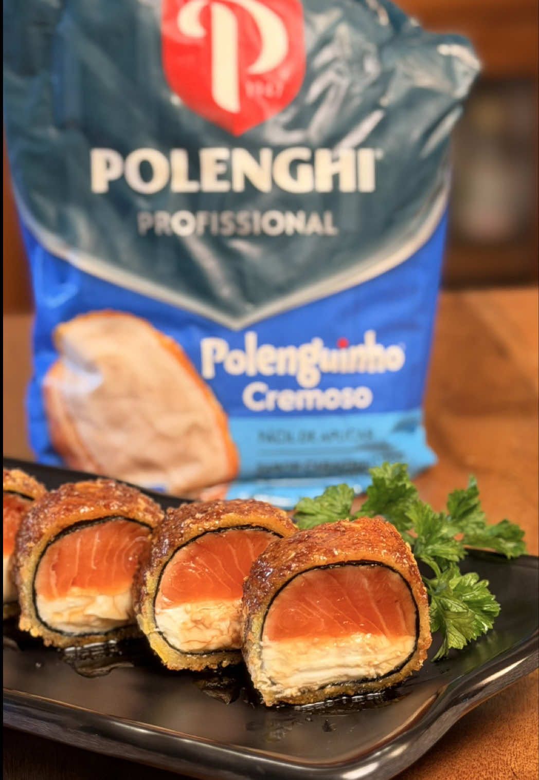 Criar é preciso. Mas a criatividade de um grande chef depende também da qualidade dos ingredientes a seu dispor. É por isso que, acompanhando as crescentes criações brasileiras no ramo da culinária japonesa, a @polenghiprofissional recriou um clássico da nossa infância.    O sabor único do Polenguinho, amado por todos nós, agora entra nas cozinhas profissionais como Polenguinho Cremoso. A nova embalagem prática e econômica de 1kg, ajuda chefs e auxiliares a otimizar a operação e reforçar a conexão emocional com seus clientes, entregando cremosidade e versatilidade para o uso em diversos recheios.    Experimente incluir o Polenguinho Cremoso no seu próximo hot 🧡   #sushi #polenghiprofissional  #polenguinhocremoso  #hotroll #publi