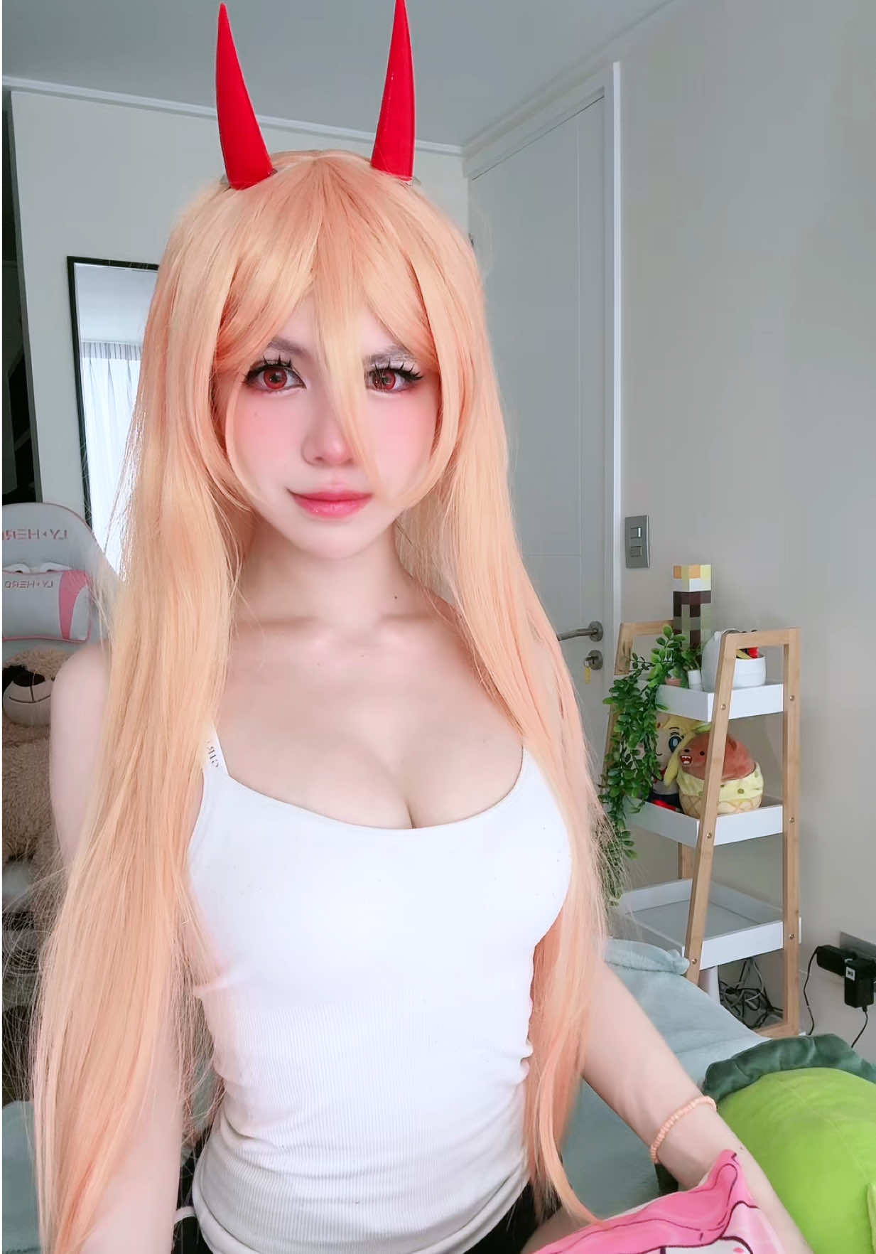 He estado con muchos exámenes y no he podido hacer cosplay 🥹 hoy amanecí con tantas ganas de hacer cosplay que decidí sacar este cos pobre rapidito de Power💥y es que me encanta este audioo jsjs si o si lo vuelvo a hacer con Kobeni la próxima vez 🌸💫 espero que les guste este humilde videito jsjs ya se vienen los cosplays navideños (๑>ᴗ<๑) #powercsm #powercosplay #chainsawmancosplay #csmcosplay #kobenichainsawman 