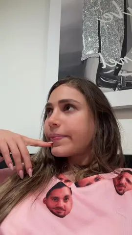 חח הוא לא הביא לי את החולצה אני לא יודעת אם לצחוק או לבכות ..