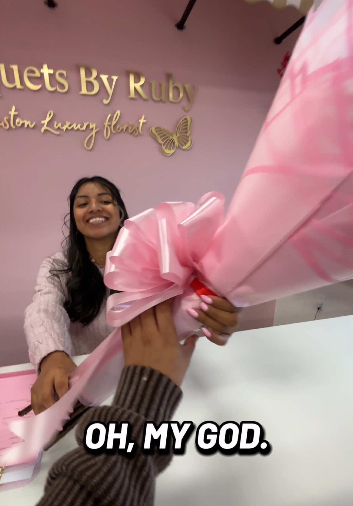 Undercover at a luxury flower shop 🤨 finding a gift for my gfs Birthday 