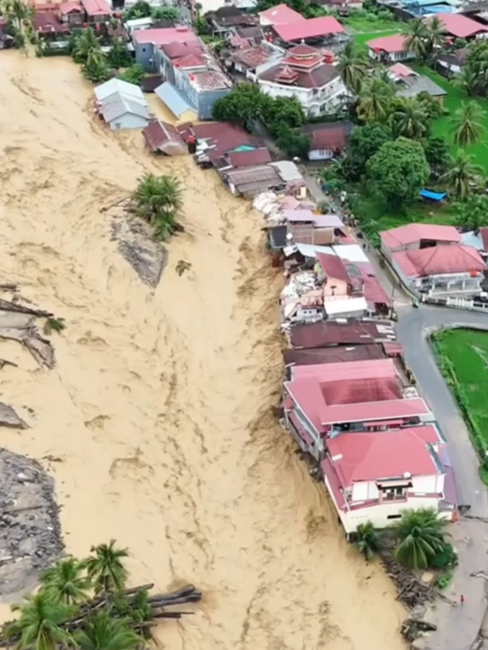 update bencana banjir bandang aceh sumut dan sumbar medan Tapanuli agam padang dan berbagai tempat lainnya di Sumatra hari ini #bencana #padang #sumut #sumbar #banjir 