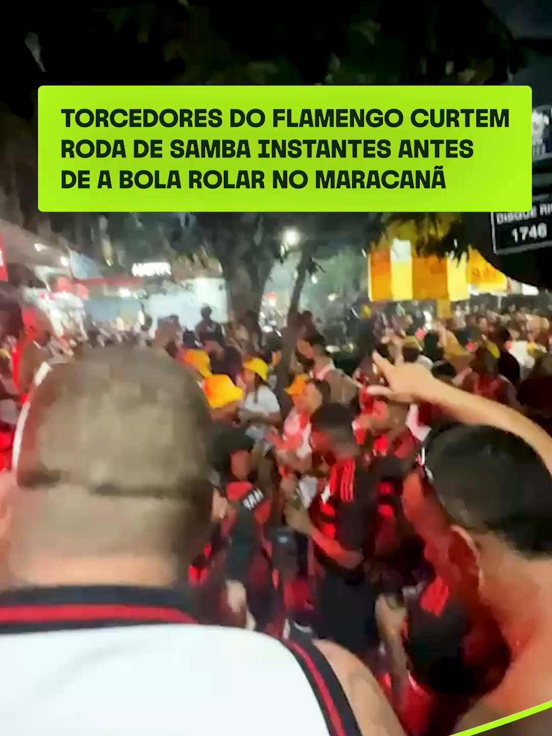 SAMBA NO MARACANÃ! A torcida do Flamengo aproveitou para fazer uma roda de samba em frente ao estádio instantes antes da partida contra o Ceará. #terraesportes #maracanã #samba #futebol
