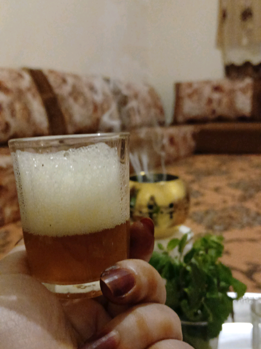  الشاعــــــــر: أتــاي أحـــــن ذ يجمــــعن    مخــــــــــلاه أعلـــين غــــال أو هـــــو رفيق أن نحــــن     فـــي النـــــزول والترحــــال أتــــاي أعلــي لمغليـــــــــه    ومشــــرين ل للـــكســـان عودان الناس أتحاسن بــــه    الـــناس إل تعرف لحسـان #موريتانيا #الخليفة_ولد_ايدا #الصحراء_الغربية #الداخلة_بوجدور_العيون_طانطان #الهول_الحساني 