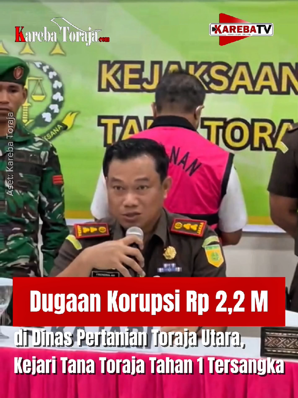 Dugaan Korupsi Rp 2,2 M di Dinas Pertanian Toraja Utara, Kejari Tana Toraja Tahan 1 Tersangka KAREBA-TORAJA COM, MAKALE ---  Penyidik Kejaksaan Negeri Tana Toraja menetapkan 1 (satu) orang tersangka dalam kasus dugaan korupsi pada proyek Irigasi Perpipaan pada Dinas Pertanian Kabupaten Toraja Utara Tahun Anggaran 2024. Selain itu, tersangka berinisial TR itu langsung ditahan pada Rabu, 3 Desember 2025. Kepala Kejaksaan Negeri Tana Toraja, Frenda A.H, SH,MH dalam siaran pers yang diterima KAREBA TORAJA, Rabu, 3 Desember 2025 menyatakan penetapan tersangka terhadap TR melalui proses yang cukup Panjang.  Tim Jaksa Penyidik Kejaksaan Negeri Tana Toraja memeriksa 117 saksi, mulai dari Kementerian Pertanian Republik Indonesia; Dinas Tanaman Pangan, Hortikultura dan Perkebunan Provinsi Sulawesi Selatan; serta Dinas Pertanian Kabupaten Toraja Utara. Kemudian, Tim Jaksa Penyidik melakukan ekspose di hadapan Kepala Kejaksaan Negeri Tana Toraja.  Berdasarkan hasil ekspose tersebut telah ditemukan dua alat bukti yang cukup untuk menetapkan 1 orang tersangka. BERITA SELENGKAPNYA KLIK DI BIO #karebatoraja #karebatv #korupsi 