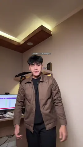 Gue suka karena look-nya clean dan minimalis. Bisa buat kerja, kampus, atau nongkrong santai. Worth it buat upgrade style tanpa ribet. #ootdpria #jaketcanvas #streetwearpria 