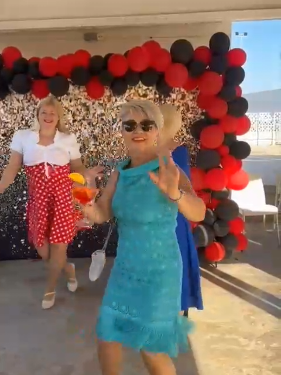 Работать в команде — это как быть на круизе: у каждого своя роль, но вместе мы держим курс к цели. Иногда штормит — решаем задачи вместе, иногда — тихая гладь, и можно наслаждаться отдыхом, смехом и шутками. В такой команде работа идёт легче, а совместные приключения становятся настоящим удовольствием! #моякоманда#отдых  #бизнесвкоманде 