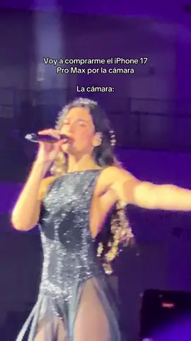 Muuuy difícil de grabar, se desenfoca solo y por más que le moví a la configuración, nada, además de que estaba súper cerca de Dua  #iphone17promax #iphone17promaxzoom #iphone17promaxcamera #iphone17promaxcam  Zoom iPhone 17 pro Max  iPhone 17 pro Max conciertos  iPhone 17 pro Max cámara  iPhone 17 pro Max videos 