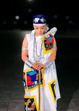 Hommage à Nadia Sabeh depuis le BÉNIN 🇧🇯💔👏 Aujourd’hui, nos cœurs sont lourds, nos voix tremblent, et nos regards se tournent vers le ciel pour saluer une étoile qui vient de s’éteindre ici-bas, mais qui brillera à jamais dans nos mémoires : Nadia Sabeh. Épouse aimante du célèbre artiste Ariel Sheney, Nadia n’était pas seulement la compagne d’une figure publique. Elle était une femme d’une douceur rare, d’un courage admirable, et d’une générosité qui touchait tous ceux qui croisaient son chemin. Son sourire avait cette force mystérieuse capable d’apaiser, d'encourager, de réchauffer. Nadia portait en elle une lumière que rien ne semblait pouvoir éteindre. Son départ laisse un vide immense. Un vide dans son foyer, un vide dans le cœur d’Ariel, un vide parmi ses proches, ses amis, et tous ceux qui l’ont connue. Mais il laisse aussi un héritage : celui de l’amour, de la bonté, et du respect qu’elle incarnait chaque jour. Que son âme repose en paix 🕊#benintiktok🇧🇯 =#cotedivoire🇨🇮 🤍 